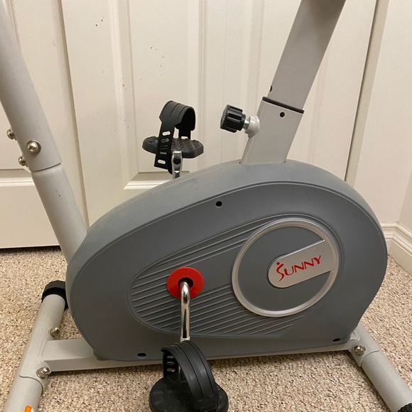 ❌SOLD❌ MAGNETIC RESISTANCE UPRIGHT BIKE - Picture 2 of 6